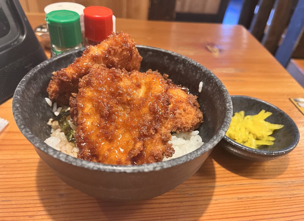 私が鳥貴族で撮影したタレカツ丼