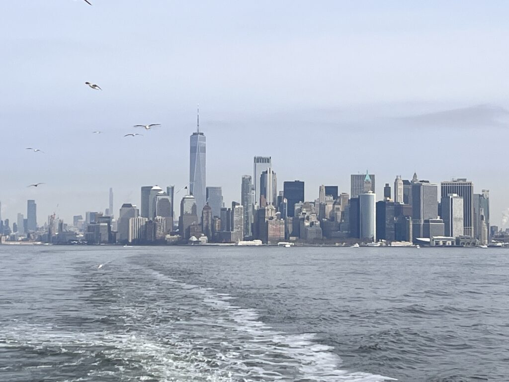 ニューヨーク、マンハッタンのビル群。ジョジョ第7部の最終目的地であり、ジャイロとジョニィの旅が終着点を迎えた場所の風景。