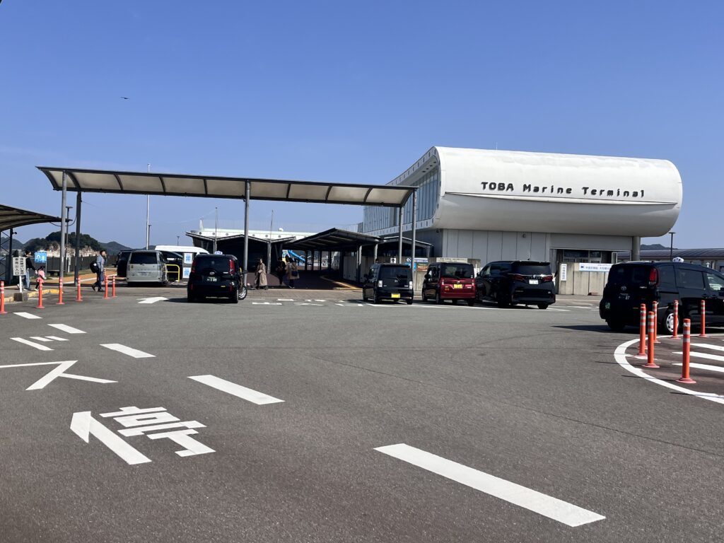 鳥羽マリンターミナルの外観、神島や周辺島々へのフェリー乗り場