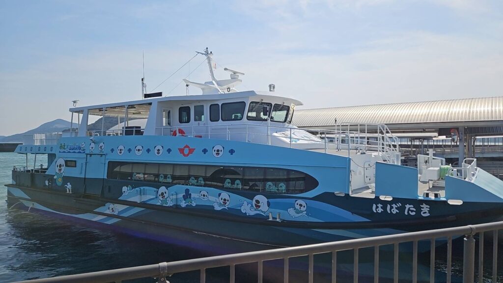 ミジュマル仕様のフェリー、神島への可愛いキャラクターデザインの船