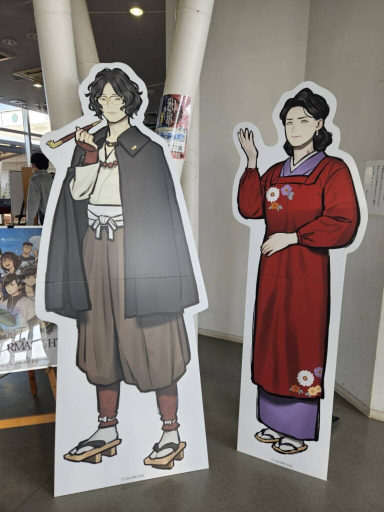 鳥羽マリンターミナル内に設置された『パラノマサイト 伊勢人魚物語』志貴結命子と霧生双奴の等身大パネル