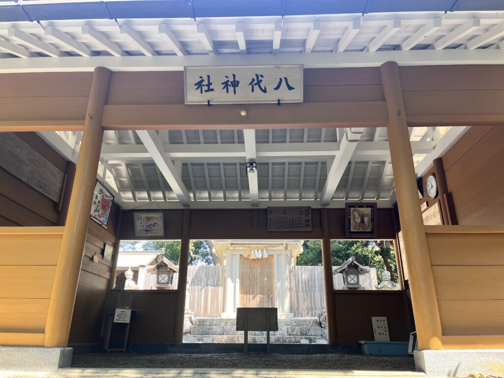 八代神社の境内奥｜パラノマサイト伊勢人魚物語の聖地 神島