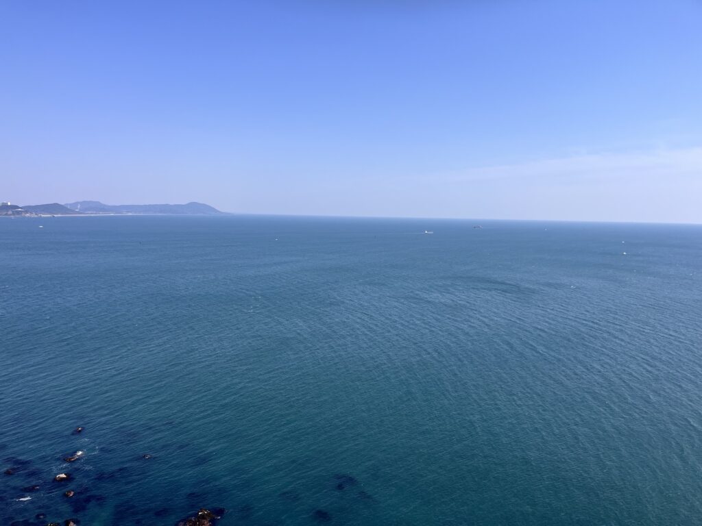 監的哨跡の屋上からの絶景｜伊良湖水道を望む神島の風景