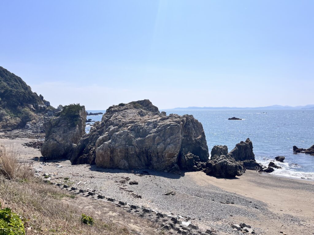 神島の南端に広がる大岩盤、千畳岩の全景