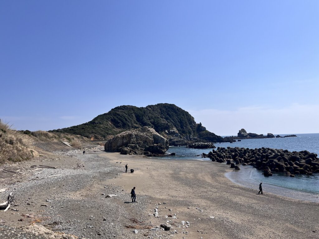 神島の南側に広がる砂浜と海岸の景色