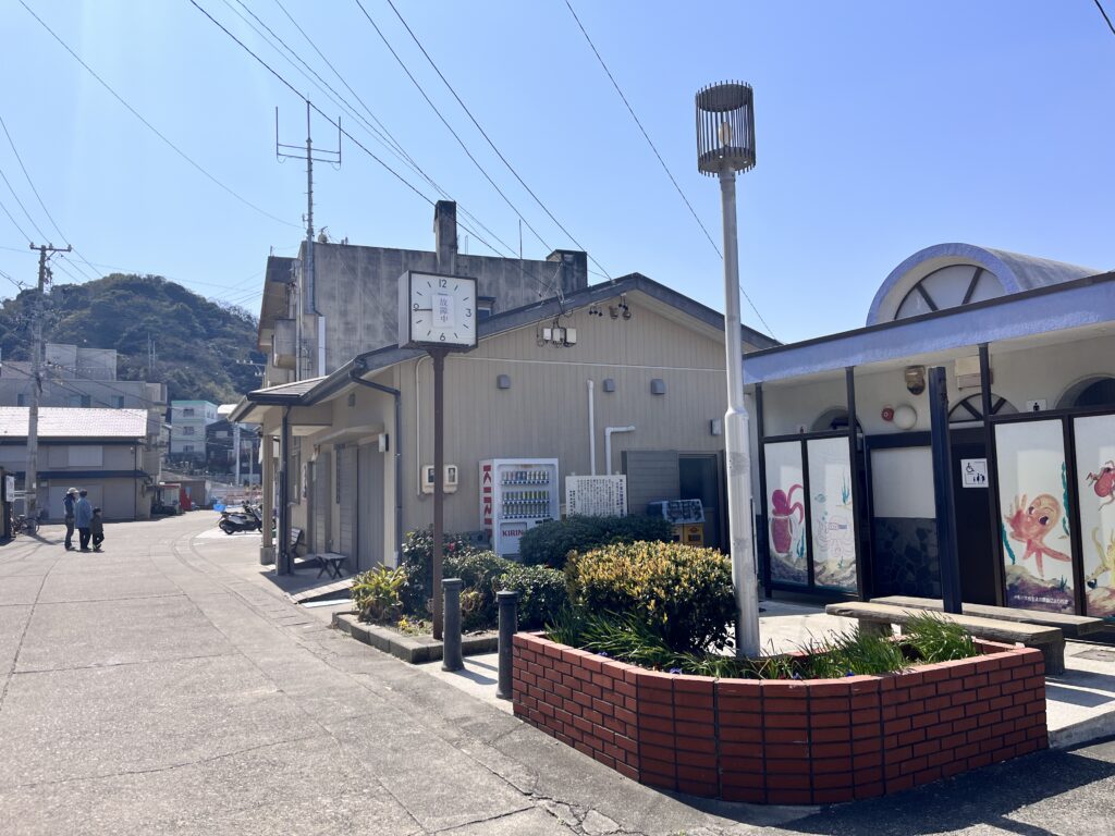 神島の中央通り｜生活感あふれる街並みと公衆トイレ