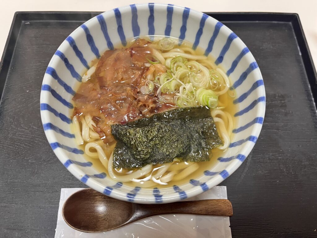 神島のうどん屋で提供される、温かいだしのうどん