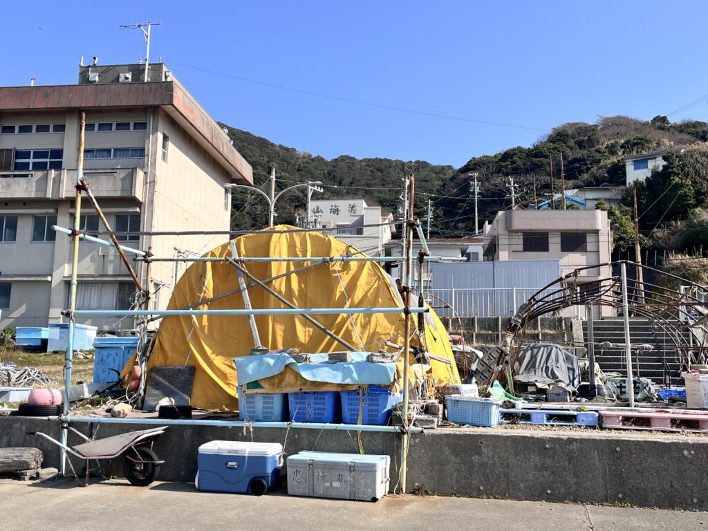 波止場から望む山海荘の建物