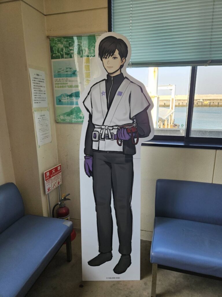 神島定期船待合所に設置された『パラノマサイト 伊勢人魚物語』水口勇佐の等身大パネル