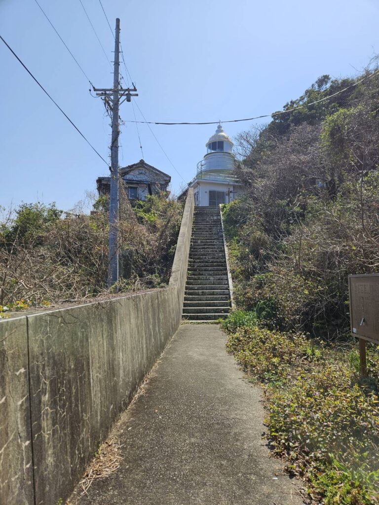 神島灯台へ続く階段｜山道の聖地巡礼ルート