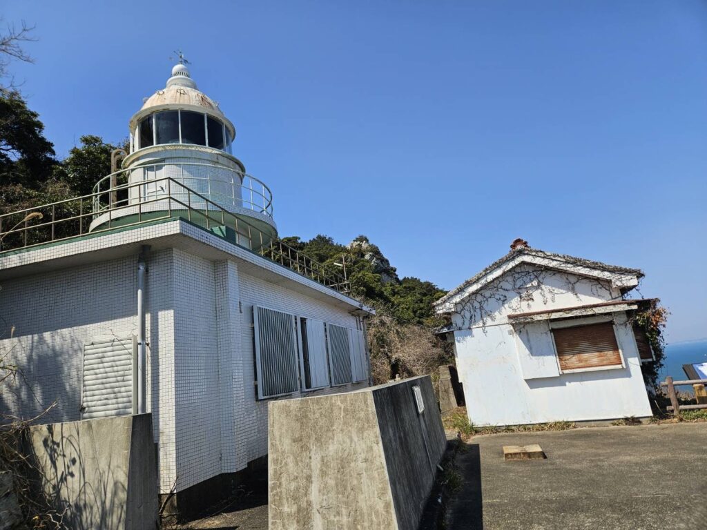 神島灯台の外観｜パラノマサイト伊勢人魚物語の聖地巡礼スポット