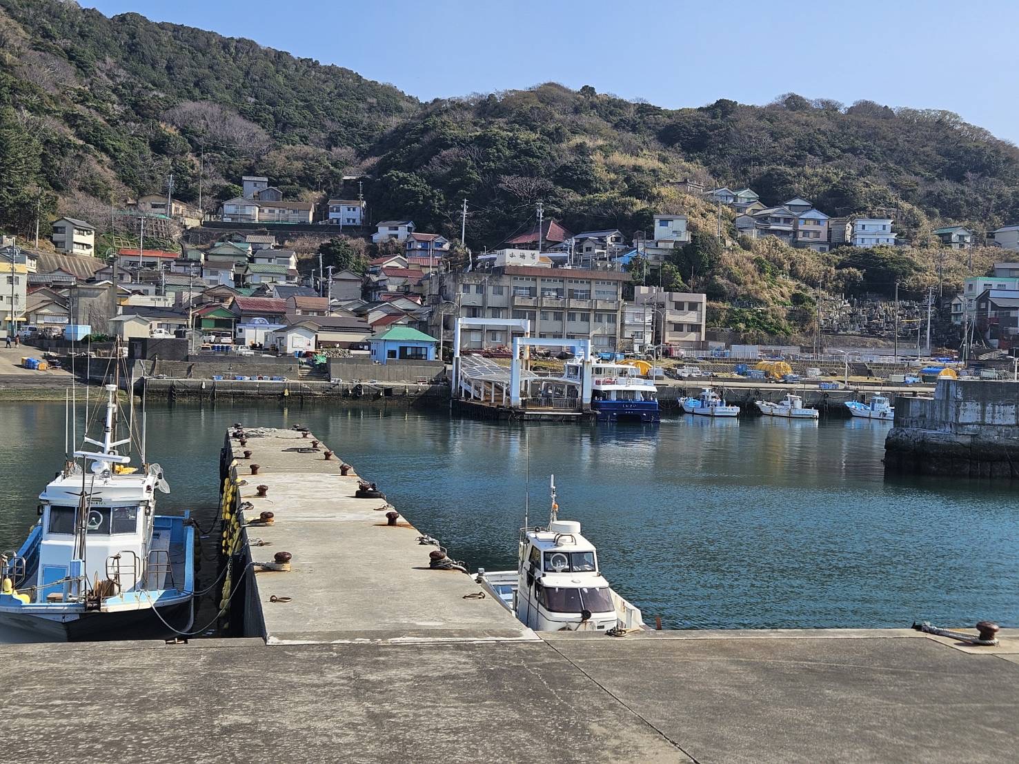 神島全景、海に囲まれた自然豊かな島の風景