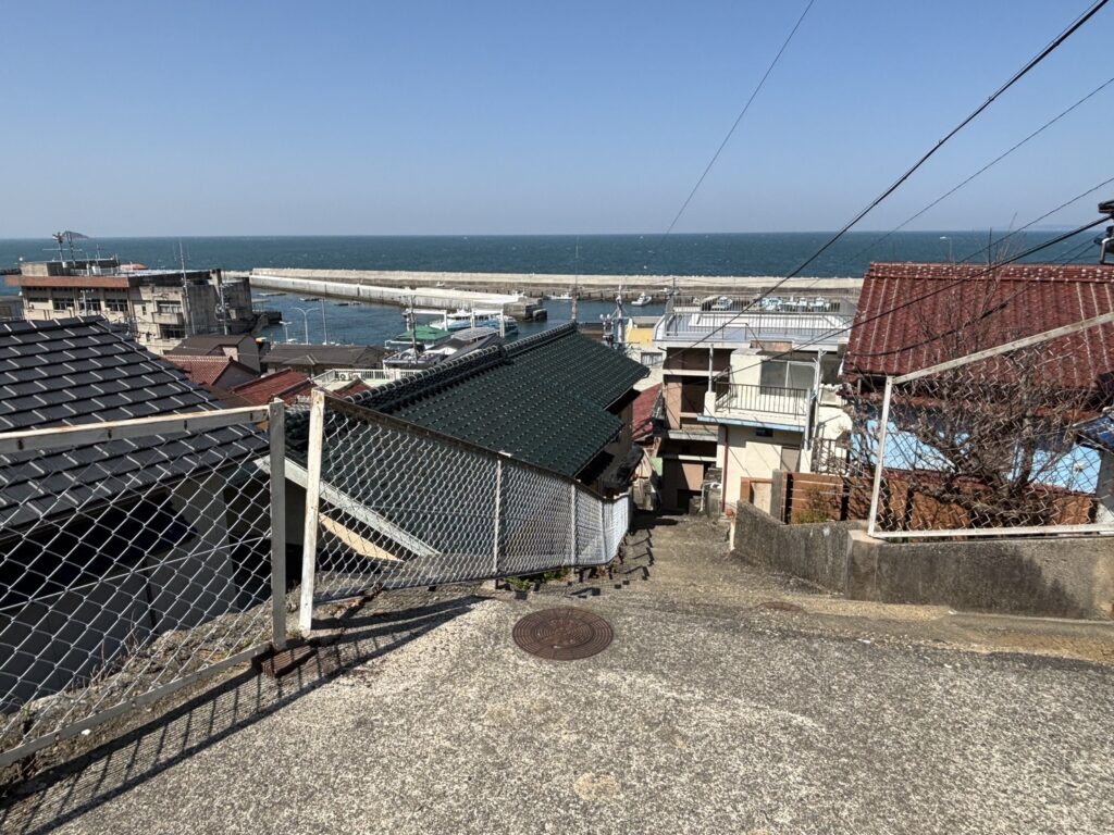 神島の鳥居前から望む島の景色｜ゲームに登場する風景