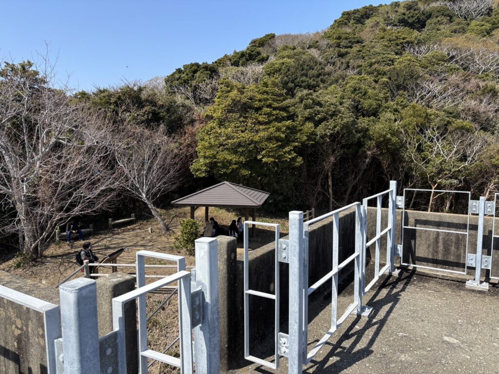 監的哨跡の屋上展望スペース｜神島の聖地巡礼スポット