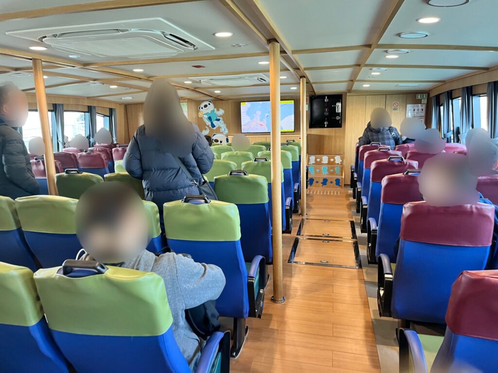 ミジュマル仕様フェリーの船内の座席と通路