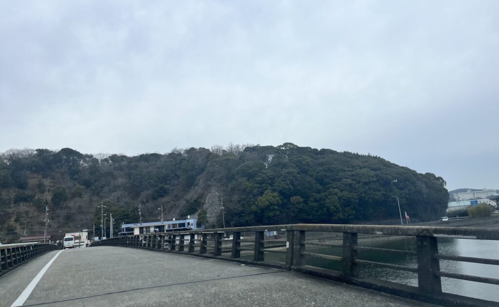 あらしま橋の上から見た橋と並行方向の道路の景観