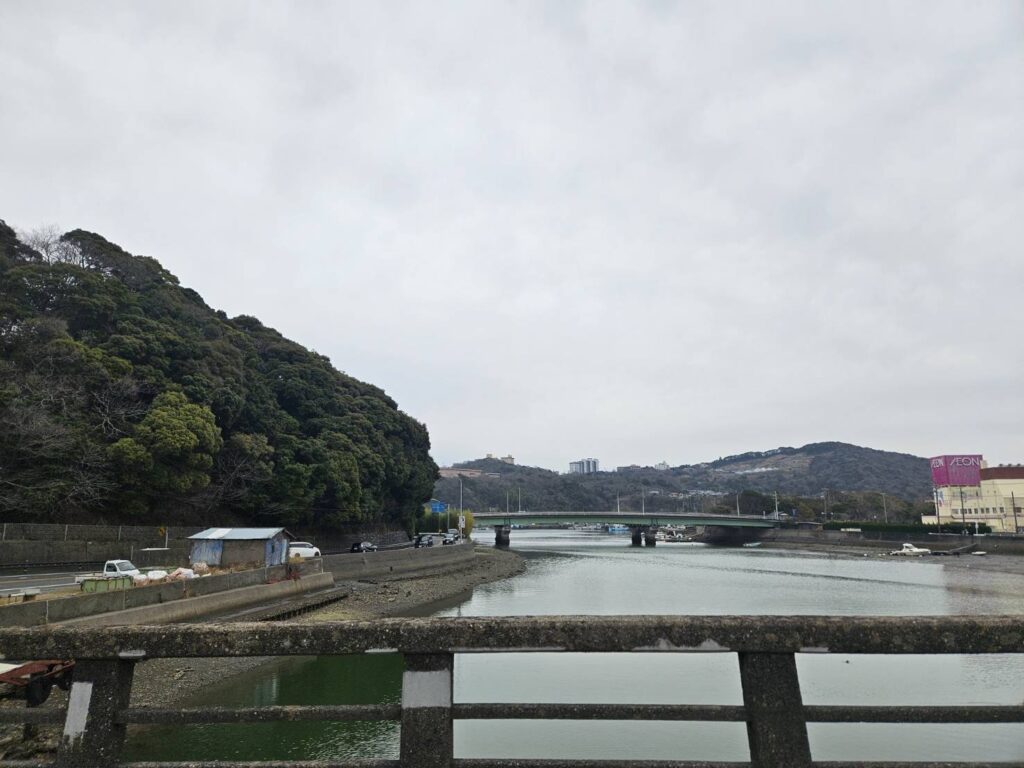 あらしま橋の上から見た川と橋越しに見えるイオン鳥羽店の景色