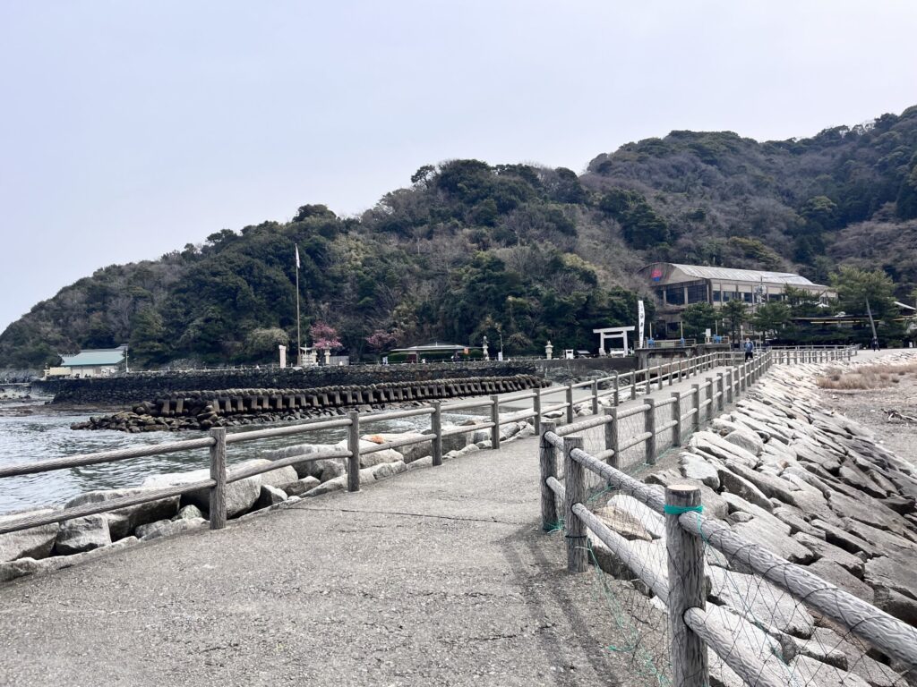 二見浦突堤の突堤沿いの道と陸側の景色