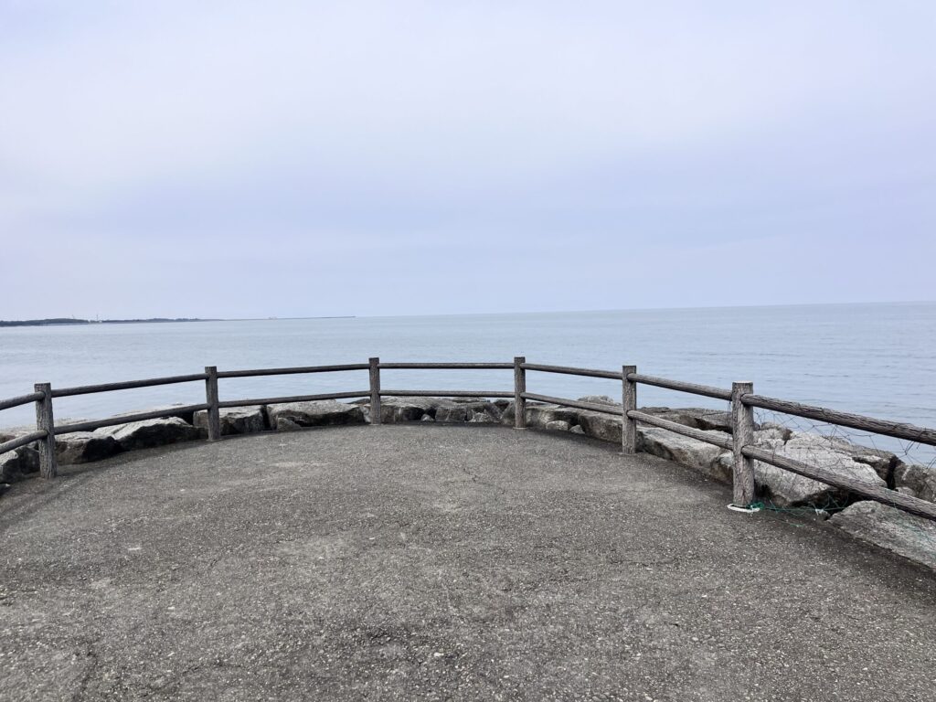 二見浦突堤の先端から広がる伊勢の海の景色