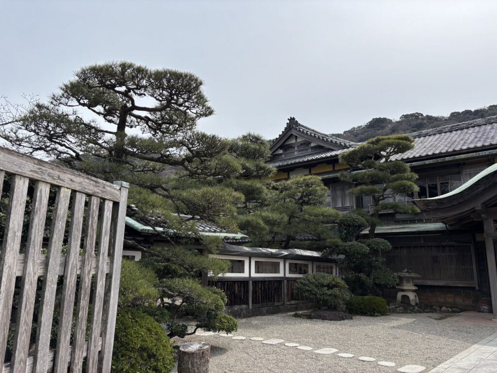 賓日館の庭園、歴史的建築の周囲の景観