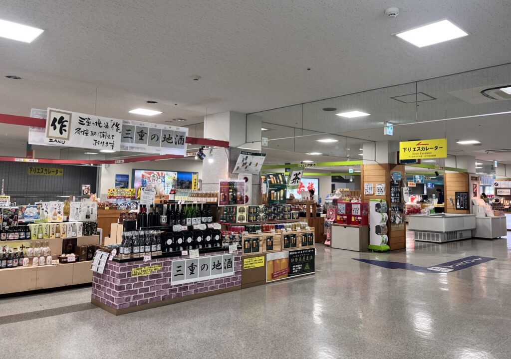伊勢湾フェリーターミナル鳥羽のりば2階のお土産売り場の様子