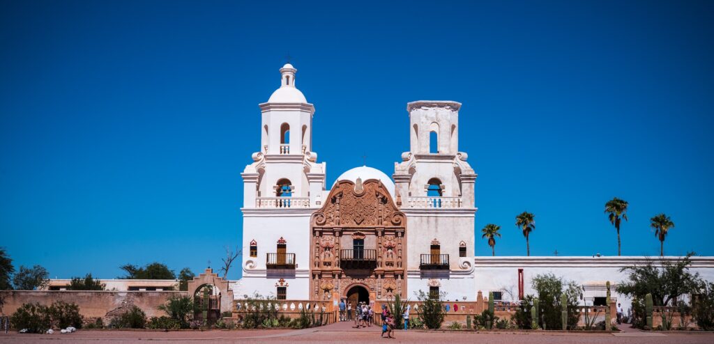 アリゾナ州の砂漠にあるサン・ザビエル伝道教会の全景