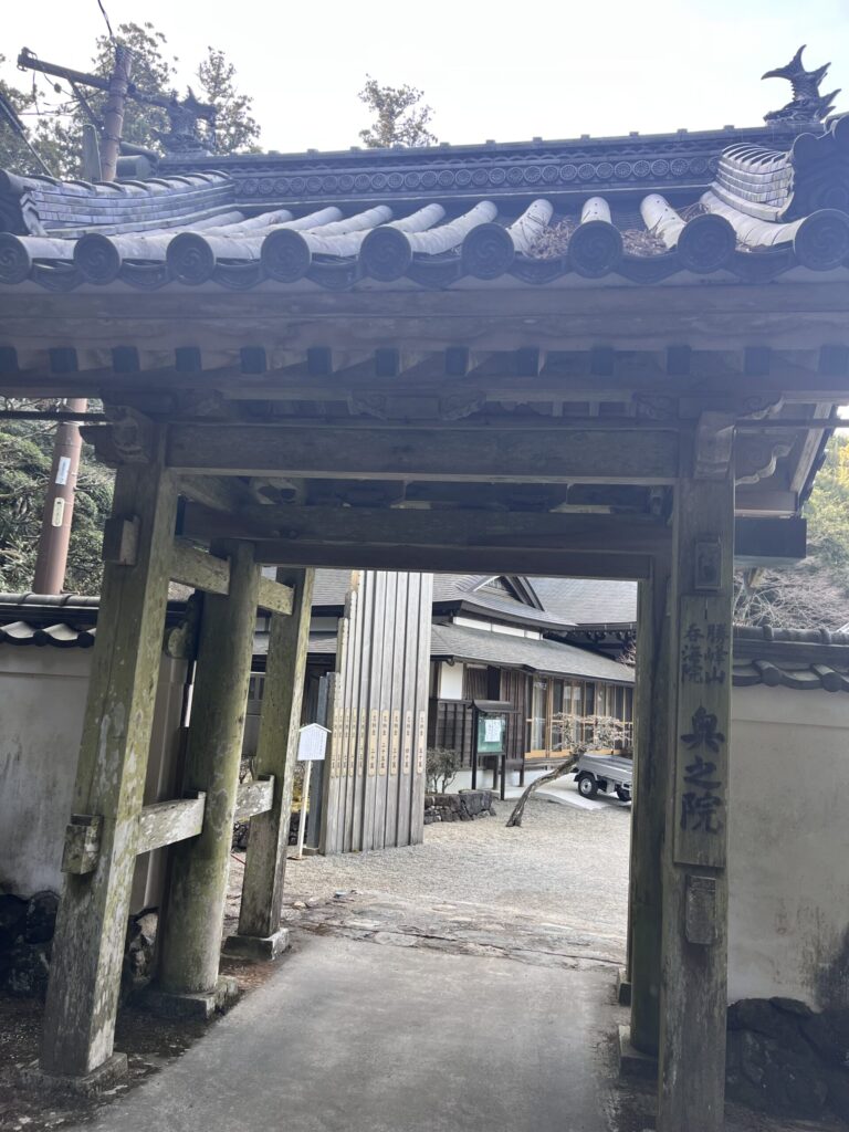 朝熊山頂の金剛證寺の本堂と境内、歴史ある寺院の景観