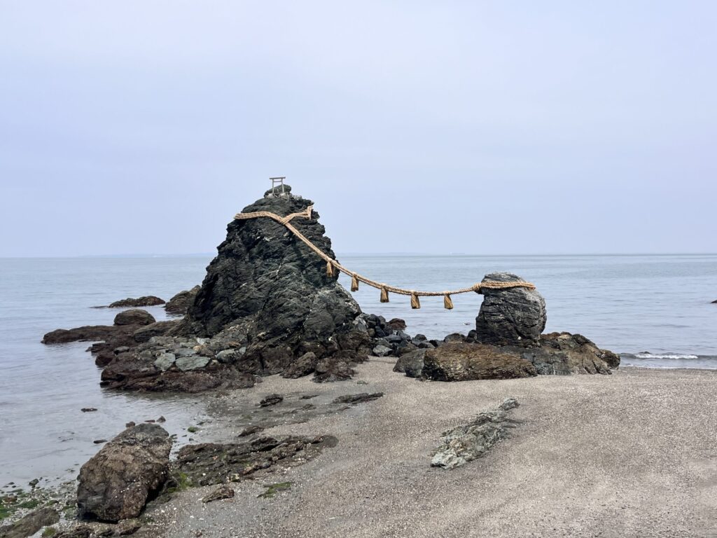 二見浦の夫婦岩、大小2つの岩が並ぶ海上景観