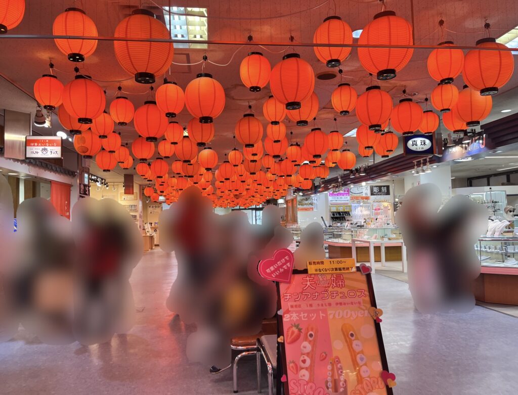 伊勢夫婦岩めおと横丁、天井に吊り下げられた赤い提灯の通路