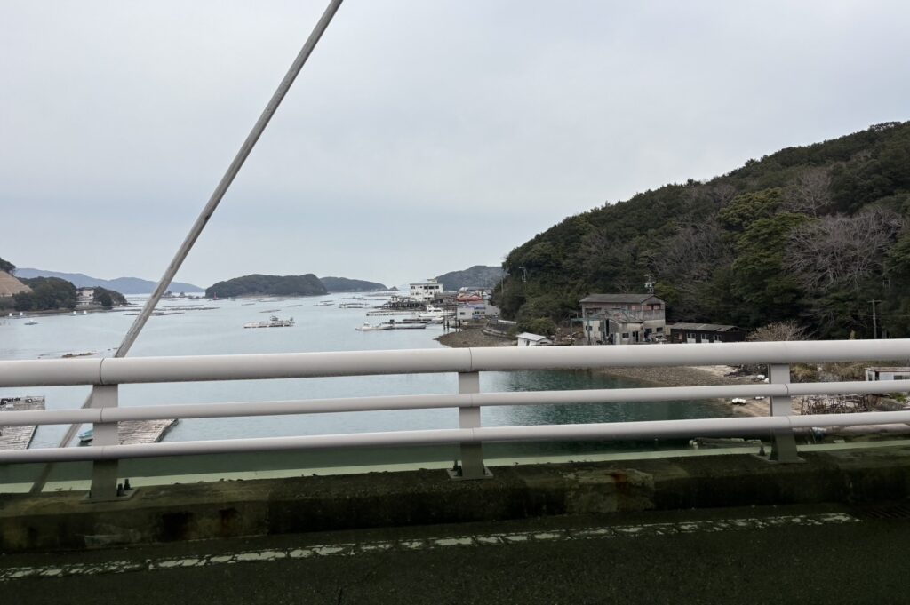 麻生の浦大橋から見た生裏湾、牡蠣の養殖いかだが浮かぶ穏やかな海景色