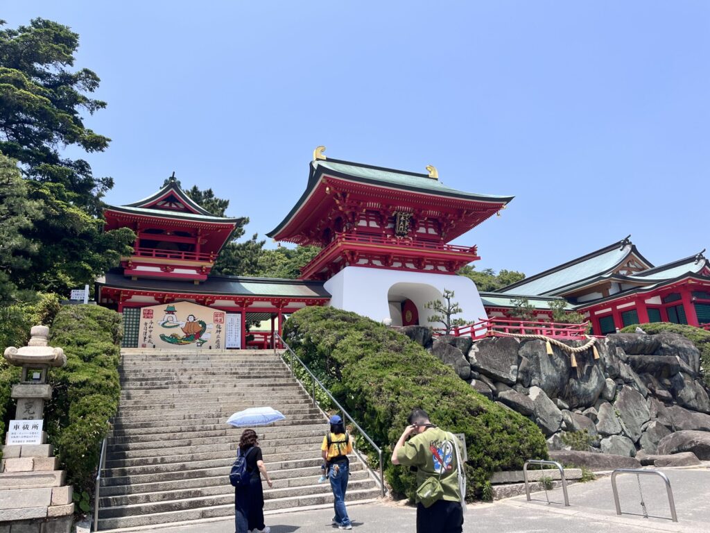 山口県下関市にある赤間神宮の外観と平家滅亡の地の雰囲気