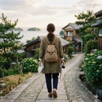 聖地巡礼をテーマに現地を歩く女性ブロガーの後ろ姿プロフィール画像