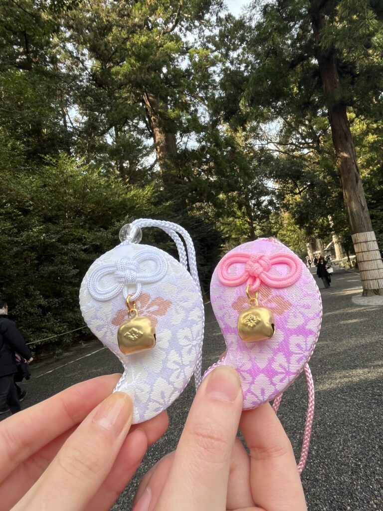 伊勢神宮外宮で入手した勾玉型のお守りと神宝を象徴する意匠