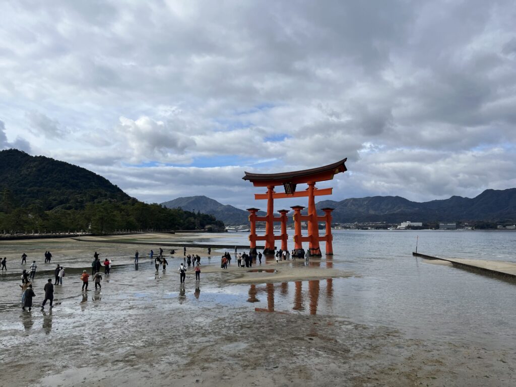 干潮時に歩いて行ける厳島神社の大鳥居と海に広がる景色