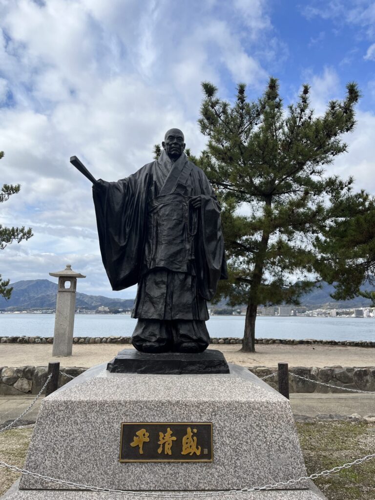 厳島神社ゆかりの地に建つ平清盛像と平家ゆかりの歴史を感じる風景