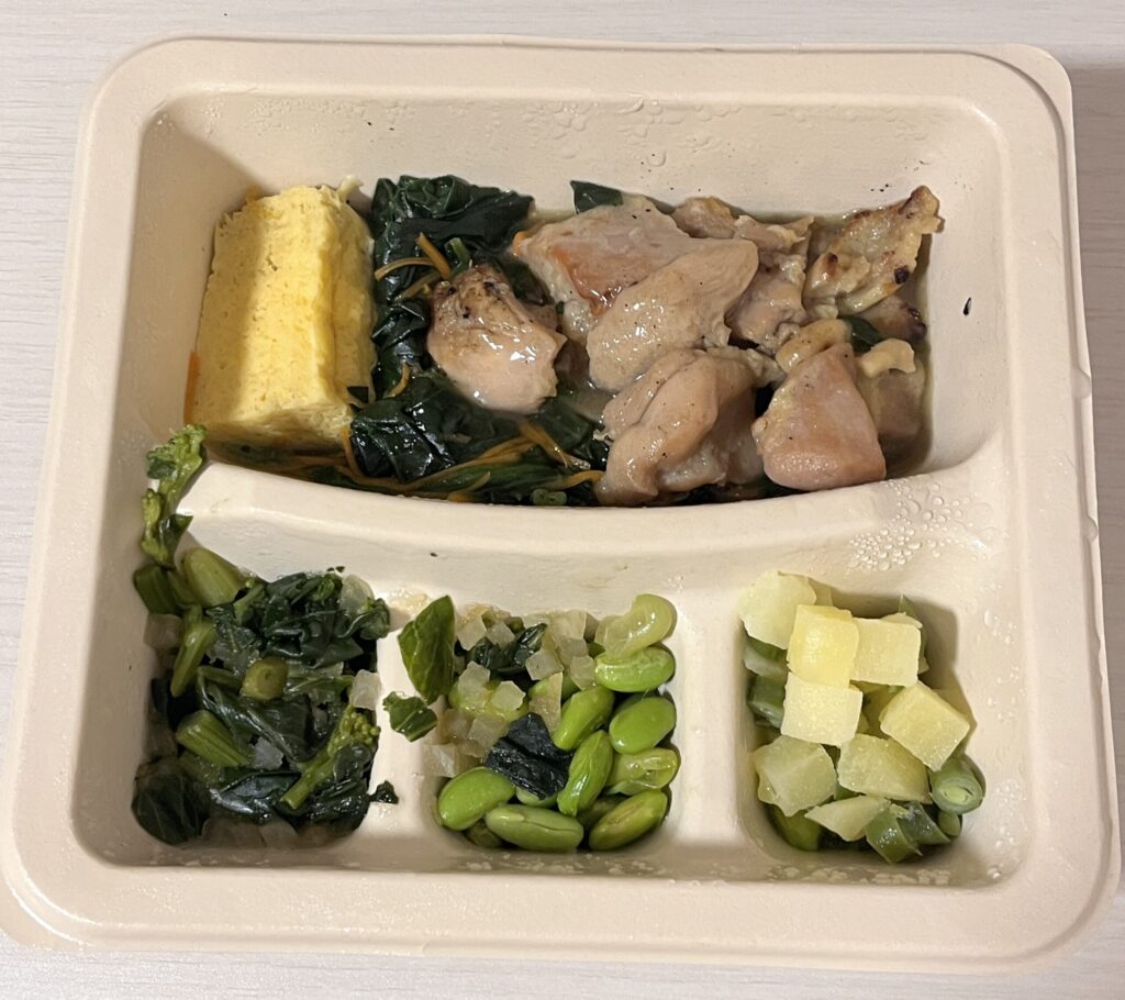 ナッシュの冷凍弁当 鶏もも肉の炭火焼き 極の開封後の料理と副菜
